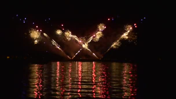 在明亮的彩色的火花下降到水烟火显示闪烁的光芒和烟慢动作泡芙的字母"w"形状的烟花 — 图库视频影像