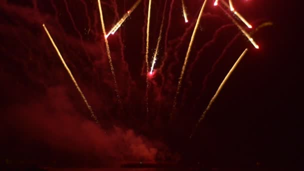 Fireworks als signaal licht fakkels zijn opvliegende snel explosie op de Oilship of Ordnance exploderen op de boot licht effecten vuurwerk Show — Stockvideo