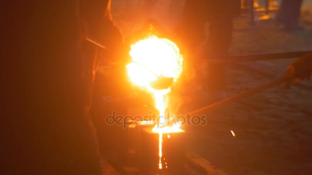 金型や鍋の液体金属が溢れ出て市の人々 が見ている広場にヴロツワフの高温の祭で労働者産業プロセス — ストック動画