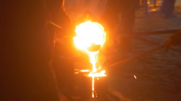 Moules et louches Le métal liquide déverse des travailleurs au festival des hautes températures à Wroclaw sur la place de la ville Les gens regardent le processus industriel 