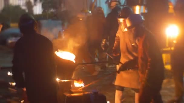 Trabajadores que sostienen metal líquido en llamas en siluetas de cucharón en el Festival nocturno de altas temperaturas en Wroclaw La gente está viendo el proceso industrial — Vídeos de Stock