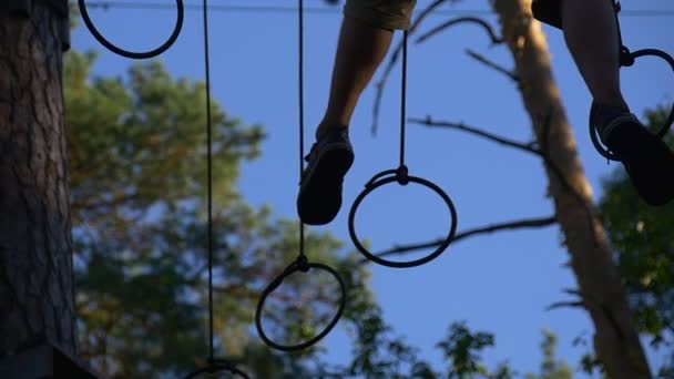 Hombre balanceándose en la atracción de la cuerda — Vídeos de Stock