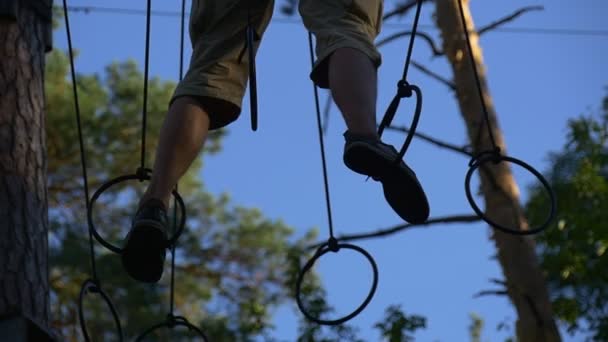 Män Bottensatser i hängande ringar — Stockvideo