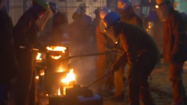 Kıvılcım uçan metalürji iş Wroclaw siluetleri fırın vardır yakınındaki Festivali olan bir Metal gece Cityscape döküm göstermek için turistler açık havada