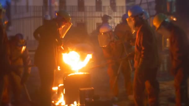 Pracowników w nocy gród Casting Metal sylwetki w pobliżu pieca autobus przechodzi przez Pokaż Street w Festiwal wysokich temperatur we Wrocławiu — Wideo stockowe