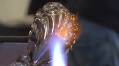Glassblower bir parçası heykelciği Festivali yüksek sıcaklıklarda esnaf göstermek onların becerileri yapma cam dekorasyon Glassforming tekniği kalıp Isıtma