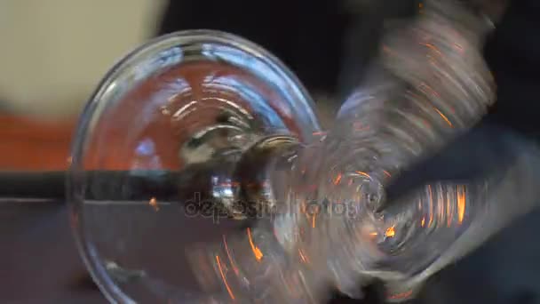 Handwerker Formen Glas Drachen Statuette rotierenden Festival der hohen Temperaturen Menschen fotografieren Blitze Reflexion über die Glasformtechnik — Stockvideo