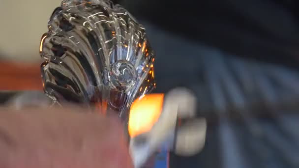 Άνθρωπος βάζει υγρά γυαλί στο κάτω μέρος του ανεμιστήρα γυαλί αγαλματίδιο στο Φεστιβάλ της υψηλές θερμοκρασίες άτομα δείχνουν τις ικανότητές τους κάνοντας γυαλί διακόσμηση Lampworker — Αρχείο Βίντεο