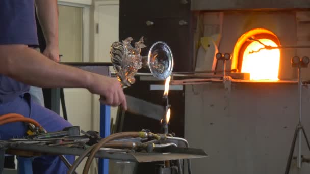 Craftsmal ставит статуэтку в печь фестиваля высоких температур люди показывают свои навыки изготовления украшения ремесленник стекольной техники — стоковое видео