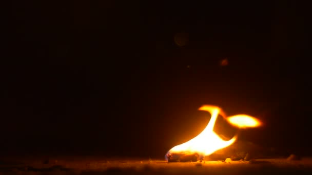 Helle Flammen auf schwarzem Hintergrund hagelt es Benzin Tablette brennt auf dem Boden gelbes Feuer am Abend hohe Temperatur alte Beleuchtung — Stockvideo