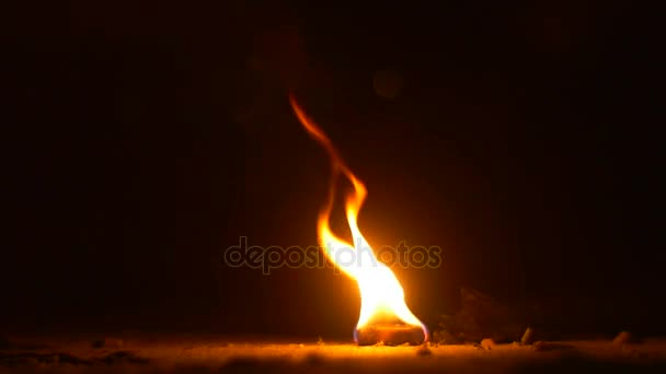 Гексаминовый топливный планшет горит на земле Яркое пламя на черном фоне Желтый огонь в вечерней высокой температуре Древнее освещение — стоковое видео