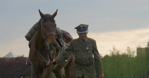 Poolse cavalerie in de Wei na de viering. — Stockvideo