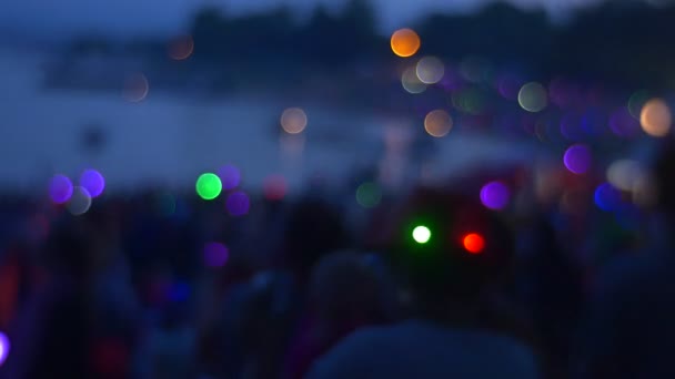 People Bank River Have Fun Holding Sparkling Lights Concert Beach — Vídeo de Stock