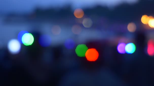 Люди держат светящиеся огни в разных цветах Многоцветные огни мерцают — стоковое видео
