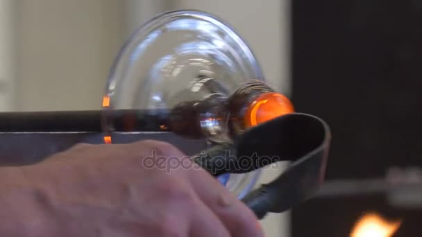 Glasblåsaren gör piedestal skulptur Festival av höga temperaturer Man fastställande en bit Orange flytande glas människor visar sina färdigheter glasbruk — Stockvideo