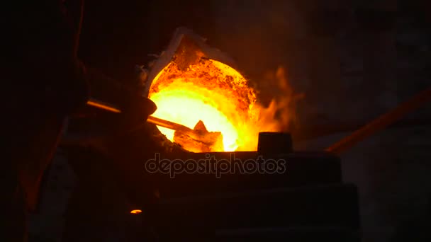 钢包充分燃烧熔融金属铸造成模具节日安全衣服弗罗茨瓦夫市波兰人处于高温的橙色铁工人 — 图库视频影像