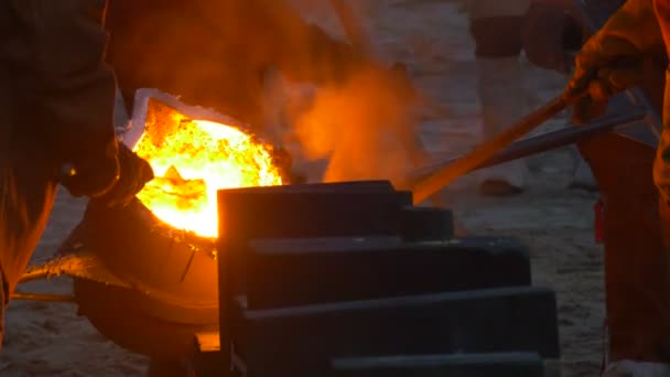 Hořící oranžové železo nalil do forem pracovníků na festivalu vysokých teplot v Polsko Wroclaw City lidí jsou v bezpečí oblečení oranžové kovové záře — Stock video