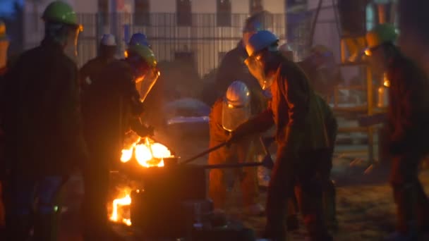 Festival of High Temperatures in Wroclaw Polonia Trabajadores están vertiendo metal líquido naranja al aire libre cerca del espectáculo de paisaje urbano nocturno del horno para turistas — Vídeos de Stock