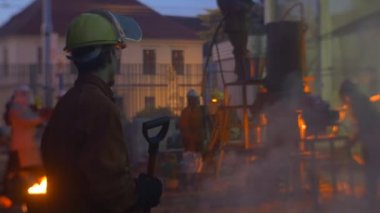 Yüksek sıcaklıklarda gece dumanlı Cityscape atölye açık havada döküm fırın döküm bir Metal siluetleri döküm Wroclaw İşçi Bayramı