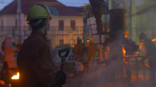 Festival de altas temperaturas em trabalhadores de Wroclaw à noite Smoky Cityscape Fundição de uma silhueta de metal perto do forno Fundição Oficina de fundição ao ar livre — Vídeo de Stock