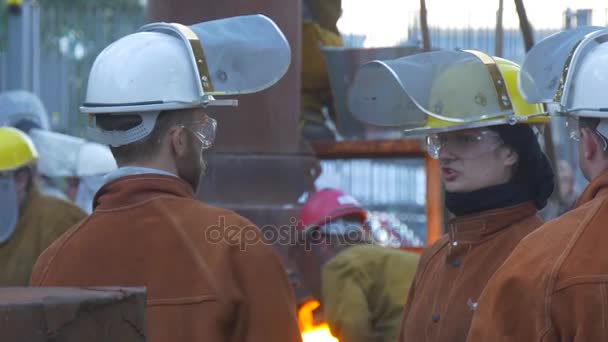 Festival de altas temperaturas en Wroclaw Participantes Los trabajadores están discutiendo la fundición de hierro Horno cercano Los espectadores al aire libre están viendo la industria del arte — Vídeos de Stock