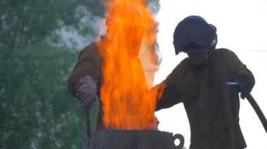Fırın izleyiciler Wroclaw katılımcılar yüksek sıcaklıklarda Festivali sanat izliyor becerilerini gösteren dünyanın dört bir yanından gelen ustalar