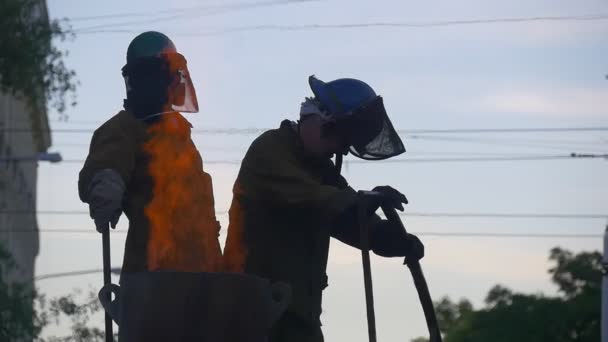 Festival vysokých teplot v Wroclaw muži siluety nad broušení pece na žebřík řemeslníci z celého světa jsou prokázání kvalifikace — Stock video