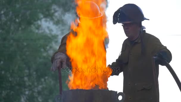 Festival de altas temperaturas en Wroclaw Los trabajadores en los espectadores del horno están viendo a los artesanos de arte de todo el mundo están demostrando sus habilidades — Vídeos de Stock