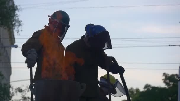 Festival van de hoge temperaturen in Wroclaw Polen deelnemers aan gieterij Outdoors ambachtslieden van over de hele wereld tonen hun vaardigheden-Workshop — Stockvideo