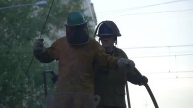 Fırın duman Wroclaw iki katılımcılar yüksek sıcaklıklarda Festivali Ustalar vardır gösteren onların becerileri erkeklerde iş giysisi kask kadar artıyor