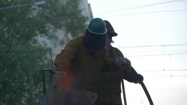 Účastníci v peci řemeslníci metalurgové jsou prokazující že jejich dovednosti diváci sledují umělecký Festival vysokých teplot v Wroclaw — Stock video