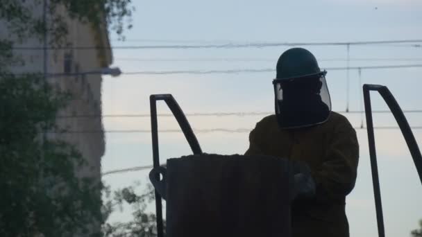 Männersilhouette im Helm auf einem Ofen Gießerei Menschen Häutung Metallfest der hohen Temperaturen in Breslau Handwerker Kunstindustrie — Stockvideo