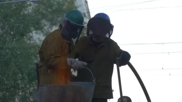 Festival der hohen Temperaturen in Wroclaw Gießerei im Freien Mann fügt trockenen Brennstoff in Ofen Flamme Zungen Menschen Häutung Metall in der Ofenindustrie — Stockvideo