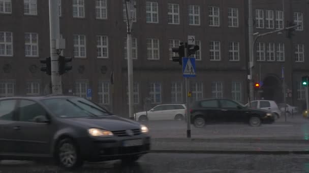 Festival des températures élevées dans le paysage urbain de Wroclaw dans les voitures de jour de pluie sont conduits bâtiments feux de circulation signalisation routière transport été Printemps — Video