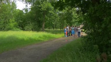 Öğrenciler standları bir sergi Müzesi yakınında