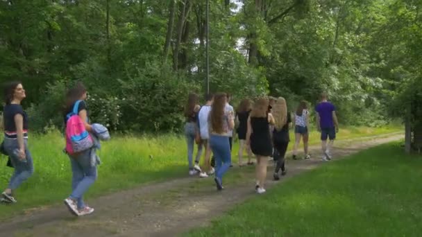 Студенты приезжают на экскурсию в музей деревни Ополе — стоковое видео