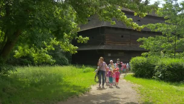 Kinder begeben sich auf steinigen Weg nahe alter Scheune — Stockvideo