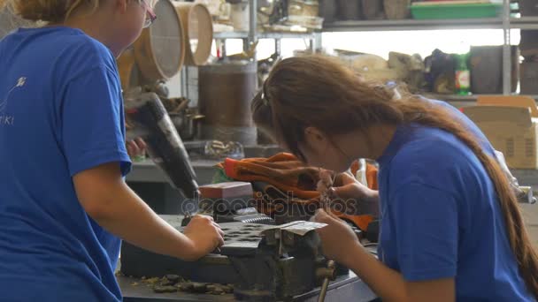 Las niñas crean un molde de fundición por medio de herramientas — Vídeo de stock