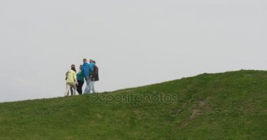 Green Hill aile ile çocuk orta yaşlı çift çocuklar tarafından yürüyüş parkı dinlenme Opole'deki / daki Mayıs günü insanlar harcamak ve veliler harcıyor onların hafta sonları birlikte