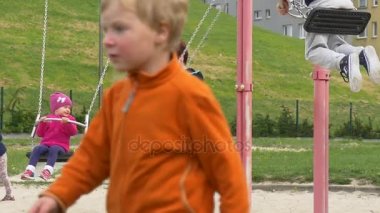 Mayıs günü Opole anne çeker ve küçük çocuklar sallanan salıncak sahada iter çocuk Anne Çocuk Bahçesi aileleri ile birlikte onların hafta sonları harcıyor