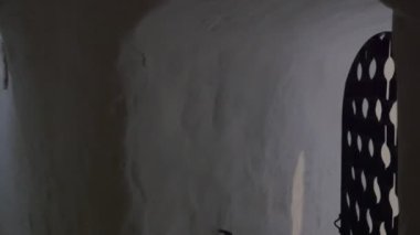 Yaşlı adam penceredeki İncil tebeşir mağara Manastırı Ortodoks Kilisesi Svyatogorsk tapan okuma harcamak zaman dini binada meditasyon dua