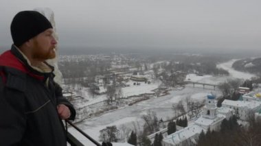 Adam kış bulutlu karlı gün Ortodoks turist Ukrayna Hill kutsal dağlar Lavra mağara manastırda üzerinde kış manzara manastır bakar