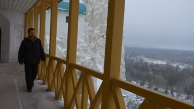 Üst katmanı, tebeşir Dağları kutsal dağlar Lavra Gate mağara manastırda kış manzara bulutlu karlı gün adam yapılarının olduğunu yürüyüş balkon tarafından