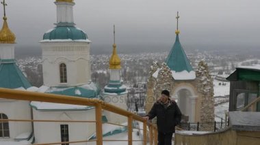 Tırmanma merdivenleri yakınındaki kilise kutsal dağlar Lavra turist yakınındaki mağara Manastırı kış manzara bulutlu karlı gün Ortodoks dini binaların adamdır