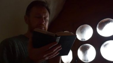 Çevre pencere turist kilise Şapel iç tebeşir mağara dini imge içinde Ukrayna Svyatogorsk turizme yaldızlı dekorasyon tur haçlar adam dua ediyor