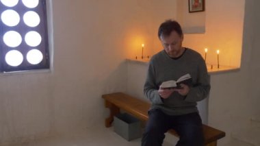 Mağara kilise turist bir bankta sakallı adam oturur Svyatogorsk turizme Ukrayna kilise Şapel tebeşir mağara tur içinde bir İncil okur