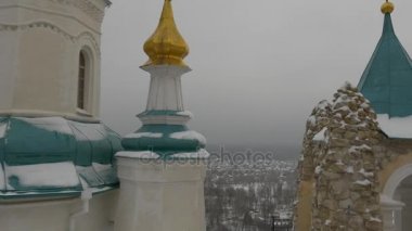 St. Nicholas Kilisesi Kutsal dağ Lavra durur ve gözlem görünümlü adam yürüyen aşağıda güverte bulutlu karlı gün Ortodoks katedrali kış