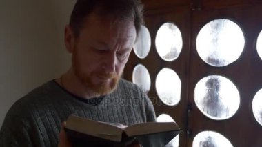 Mümin dua ediyor ve kilise Şapel iç tebeşir mağara dini imge turist yaldızlı dekorasyon tur için Svyatogorsk haçlar pencerenin önünde okur
