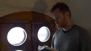 Svyatogorsk turizm tona pencere turist tebeşir mağara tur içinde kilise Şapel, bir İncil okuma mağara Manastırı erkekte tapan