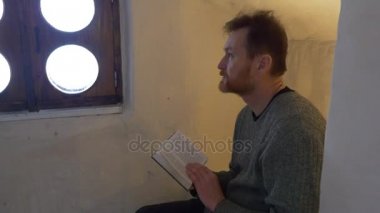 Dostum Prays tebeşir turist mağara kilise penceresinde, bir kutsal kitap okuma ve meditasyon Ukrayna Svyatogorsk turizm için kilise Şapel turu olduğunu